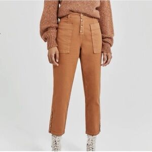 Something Navy Size 6 Tan Capris Front Pockets